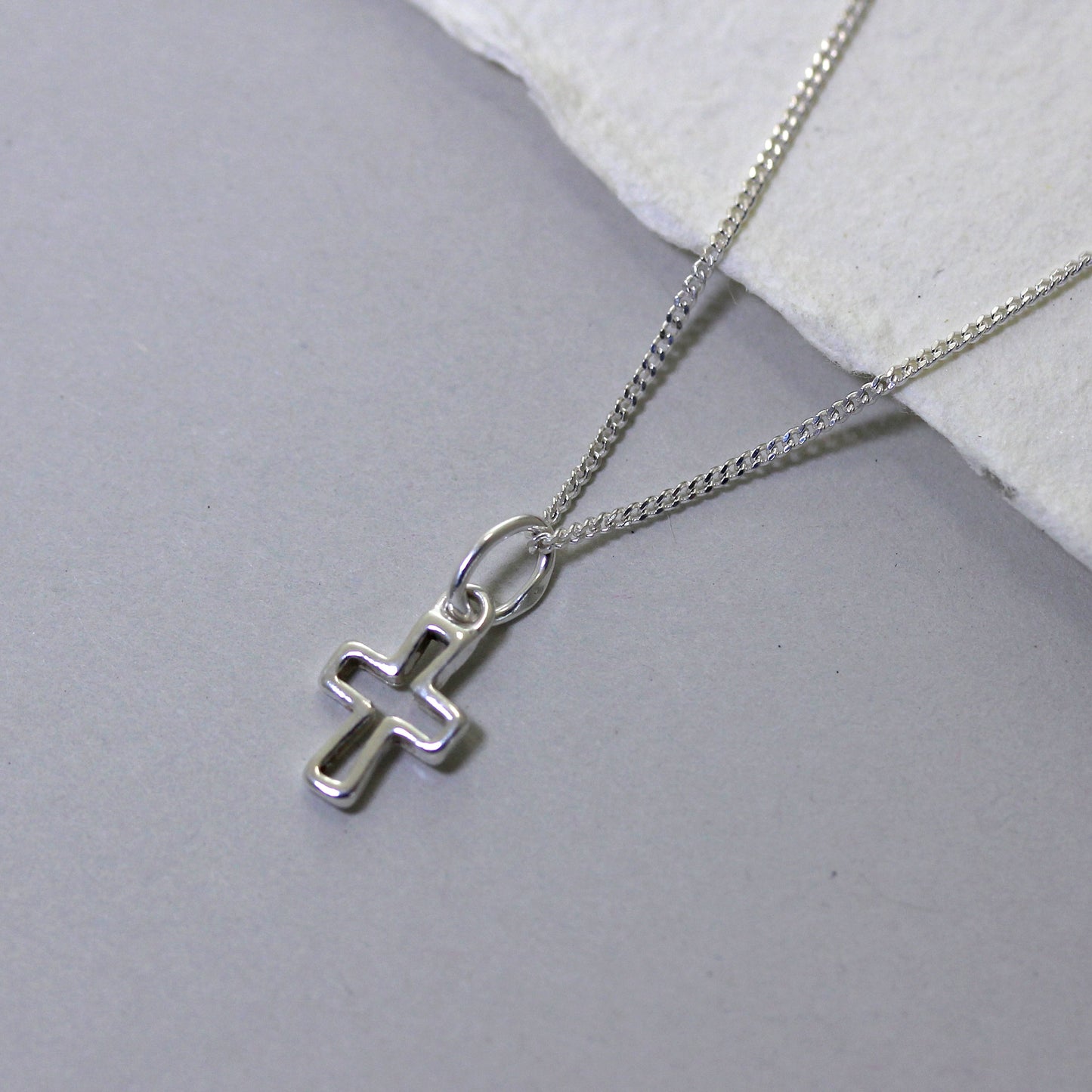 Tiny Sterling Silver Cross Outline Halskjede - 14 - 32 tommer