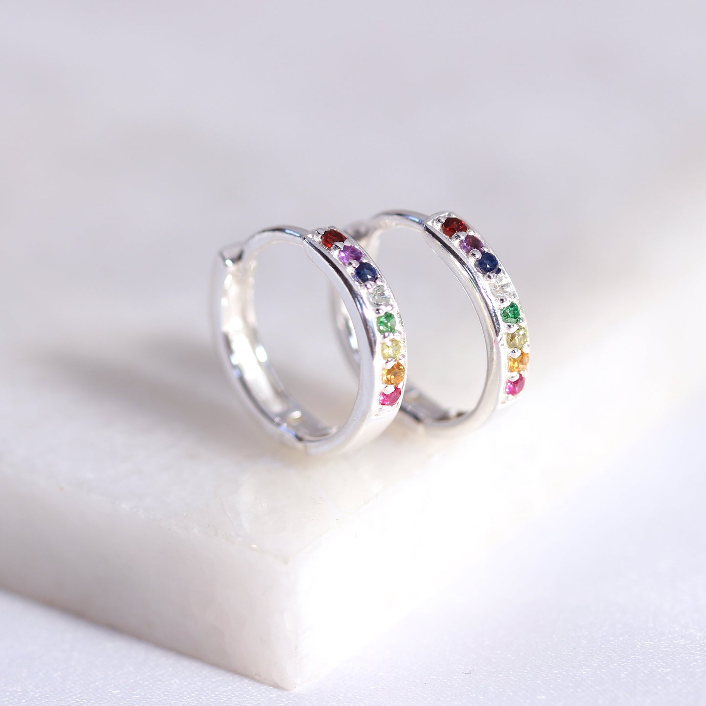 Sterling sølv Rainbow CZ Pave 15 mm Huggie Hoop øredobber